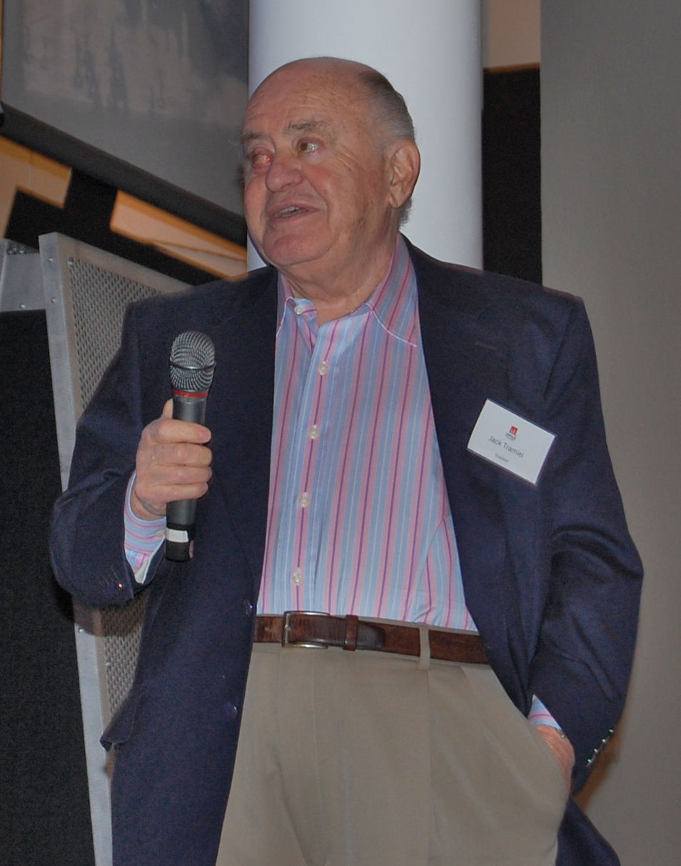 Jack Tramiel speaking into a microphone at a 2007 Commodore anniversary event